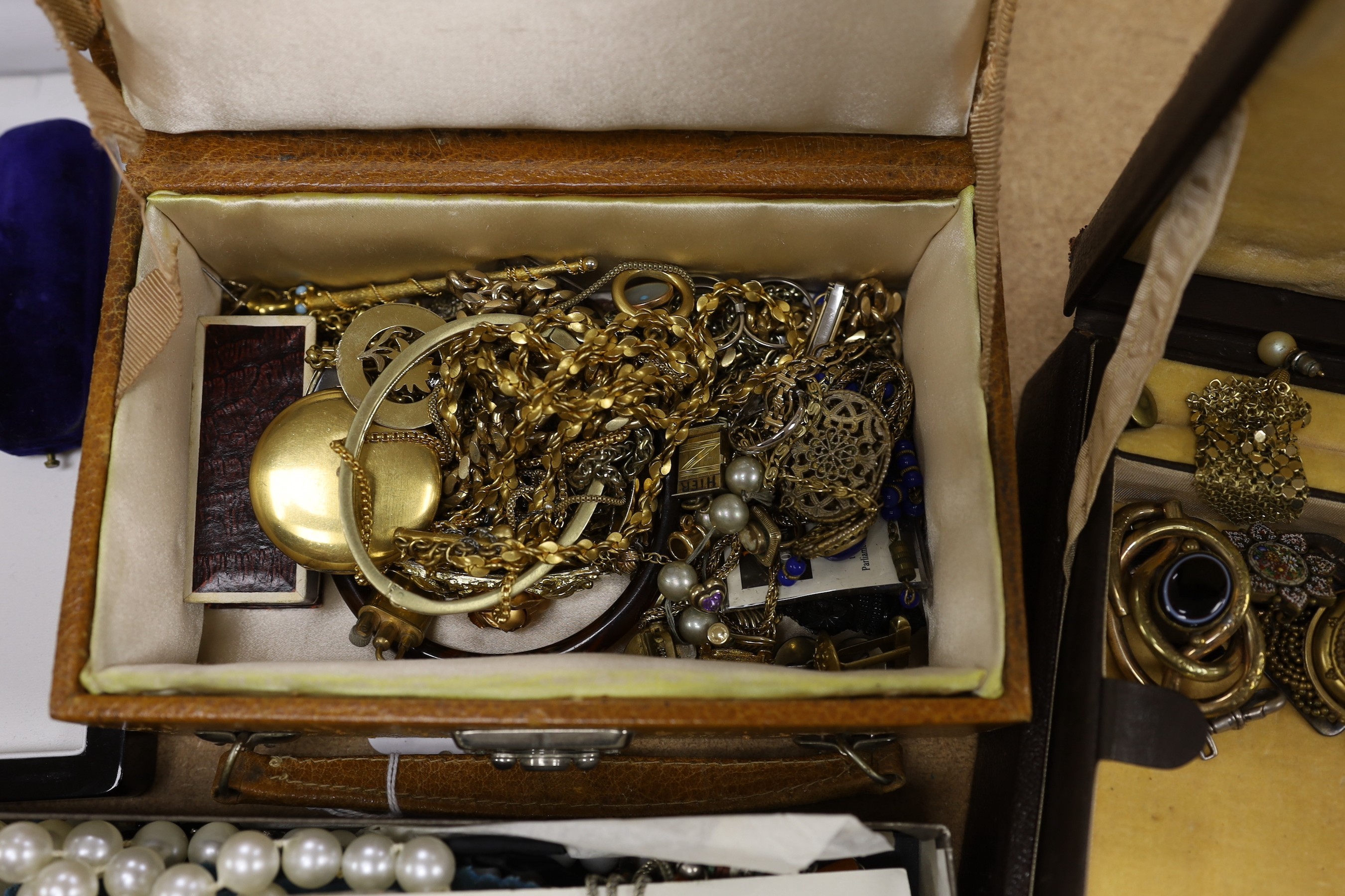 A quantity of assorted costume jewellery.